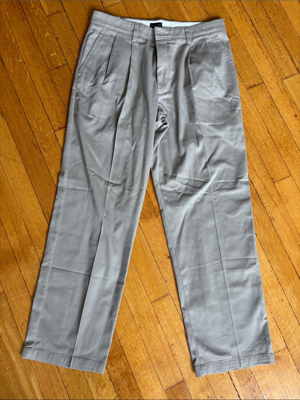 Dockers Light Khaki Pleated Dress Pants new with tags